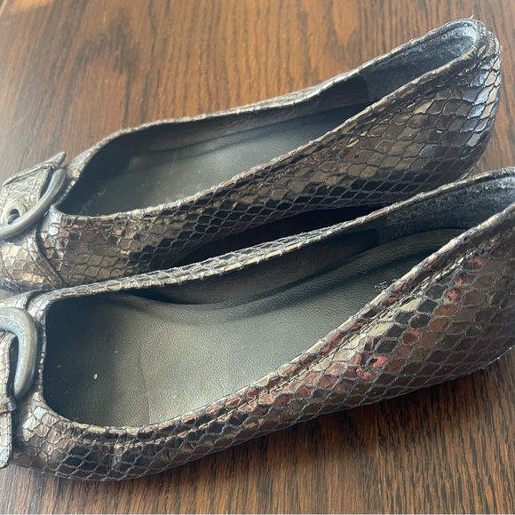Stuart Weitzman Python-Embossed Buckle Flat Sz 7M - Picture 6 of 6